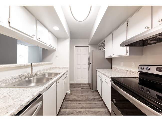 Modern Kitchen | Apartments For Rent in Johnson City TN | Sterling Hills