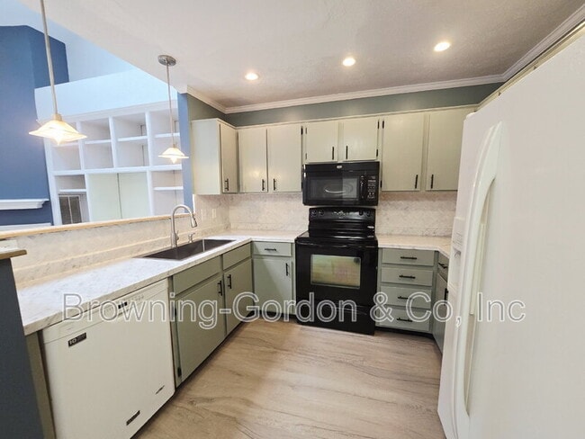 Photo - 5210 Village Way