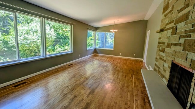 Photo - 704 N 163rd St