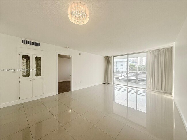 Photo - 3849 NE 169th St Unidad 204