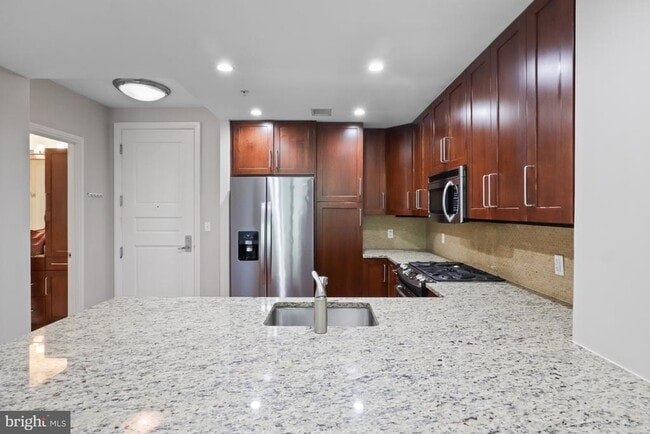 Building Photo - 8220 Crestwood Heights Dr Unit 213