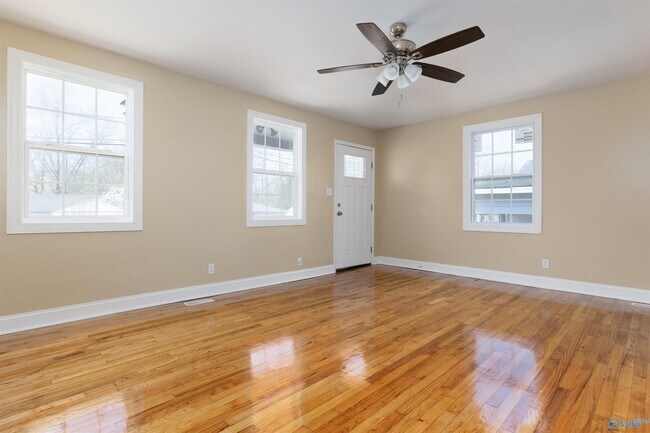 Photo - 214 Richmond Dr NW