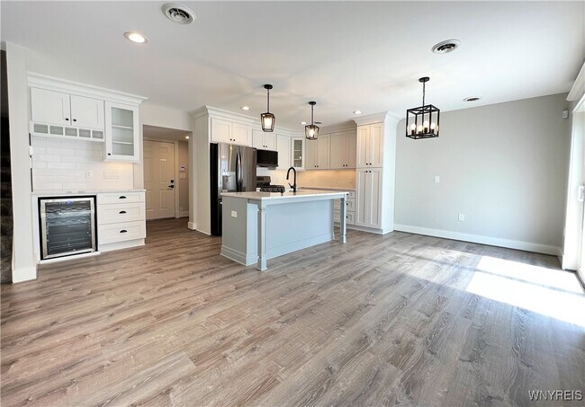 Photo - 10985 Main St