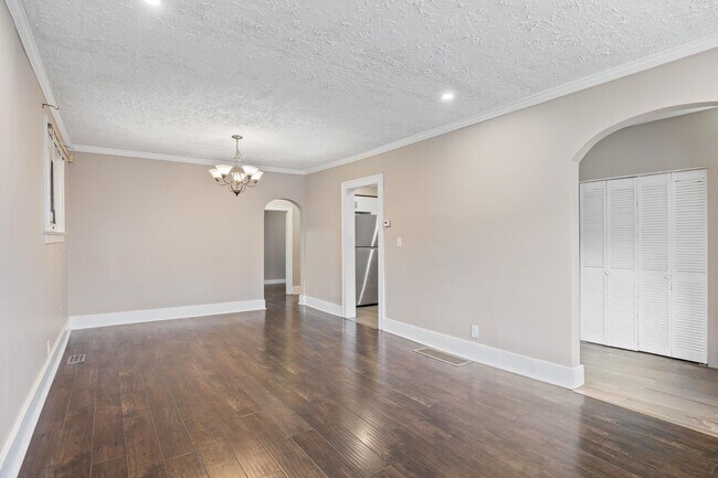 Photo - 835 Moy Ave