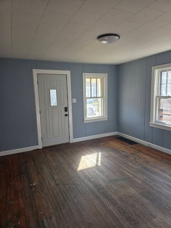 Photo - 4 Bed 1 bath $1300 Month