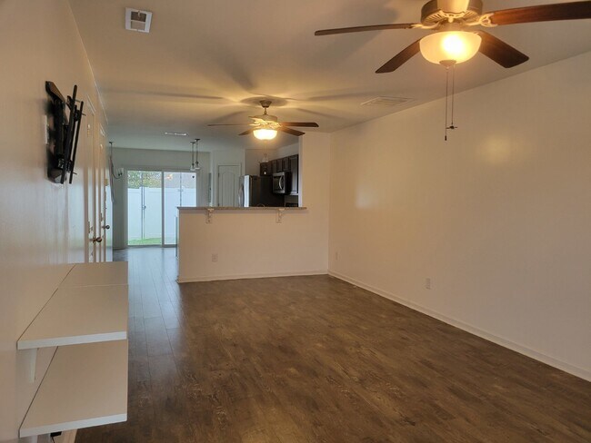 Highly desirable end unit in sought after Cobblestone in Goodlettsville!