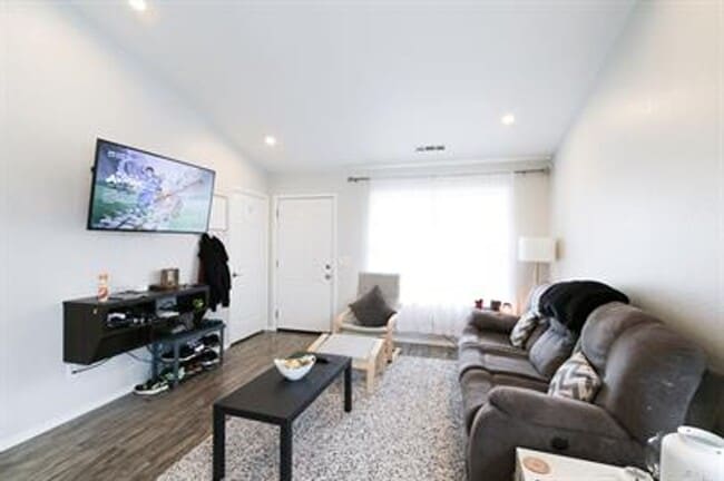 1243 Oleander Ln