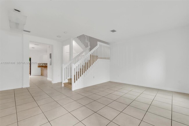 Photo - 582 NE 207th St