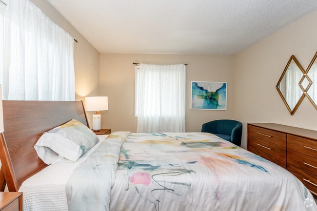 2BR, 1BA - 902 SF