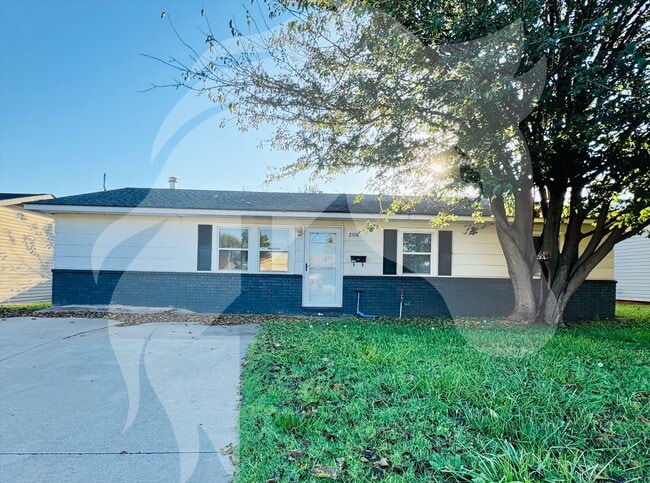 Building Photo - "Charming 3-Bedroom Oasis on 4th Street wi...