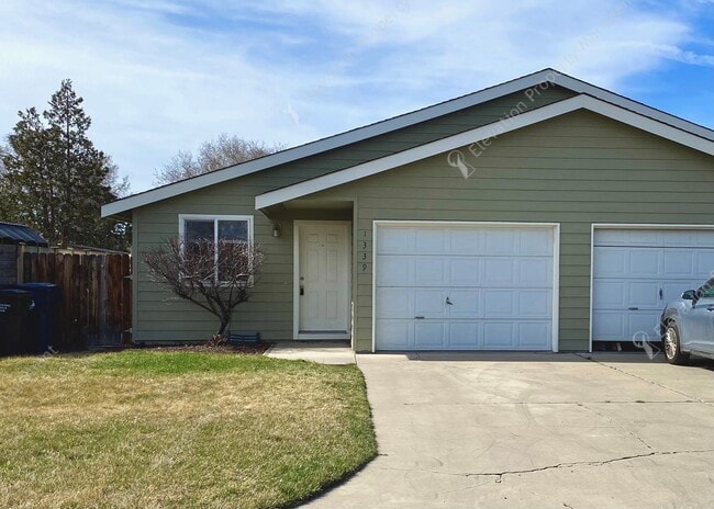 Building Photo - Charming 2BR Duplex with Patio & Garage