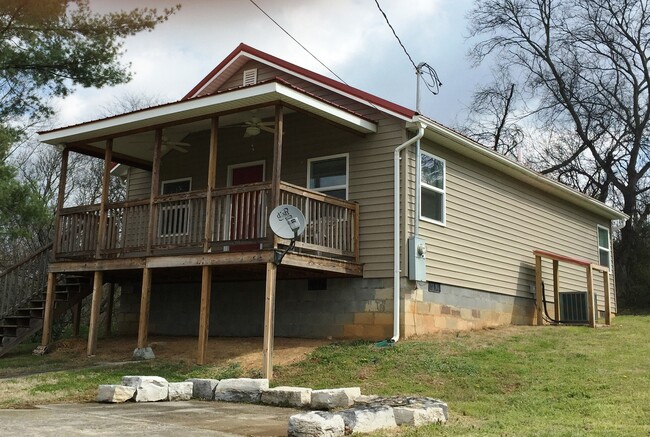 Building Photo - Charming 2-Bedroom Home with Porch & Stora...