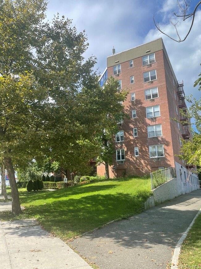 Building Photo - 151-05 Cross Island Pkwy Unit 2F