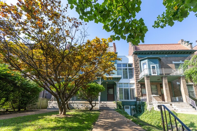 Building Photo - 4374 W Pine Blvd