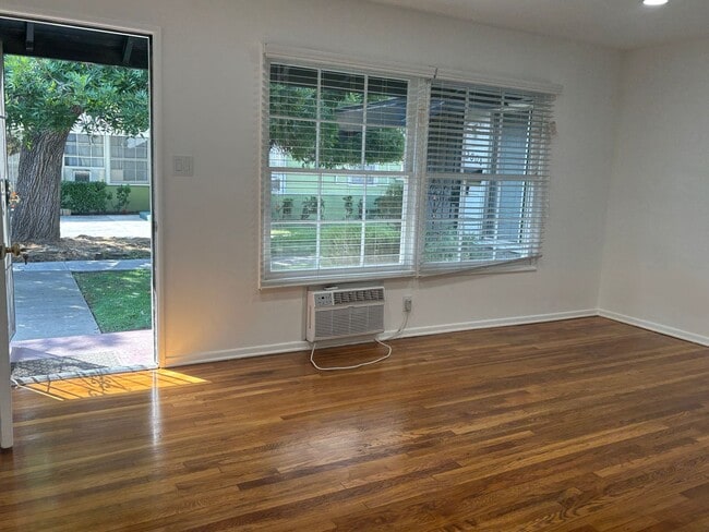 Photo - Ontario, 2008-2012 Unit 2010