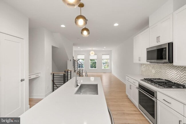 Photo - 1862 Michael Faraday Dr.