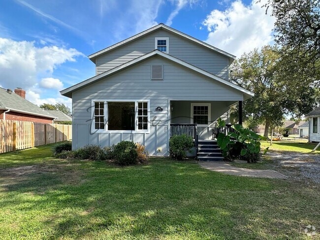 Building Photo - Spacious 4-Bedroom with Custom Finishes in... Rental