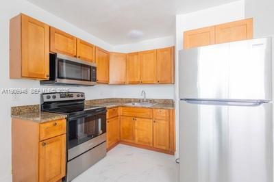 Building Photo - 979 SW 10th St Unit 2