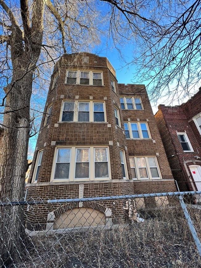 Building Photo - Cozy 1-Bedroom Apartment with Office Nook ... Unit 841 E 80th  3