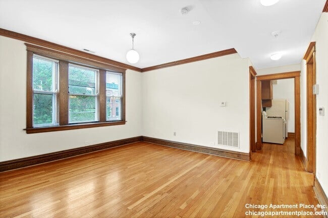 Building Photo - 3600 N Hermitage Ave Unit 2 Rental