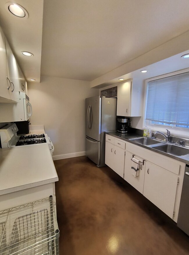 Photo - SHORT TERM RENTAL! Fully Furnished and Move In Ready!