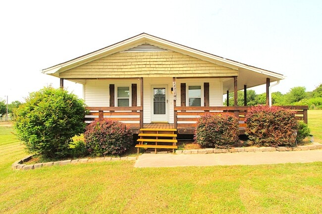 Remodeled 2 Bedroom with a covered porch! - Remodeled 2 Bedroom with a covered porch! Casa