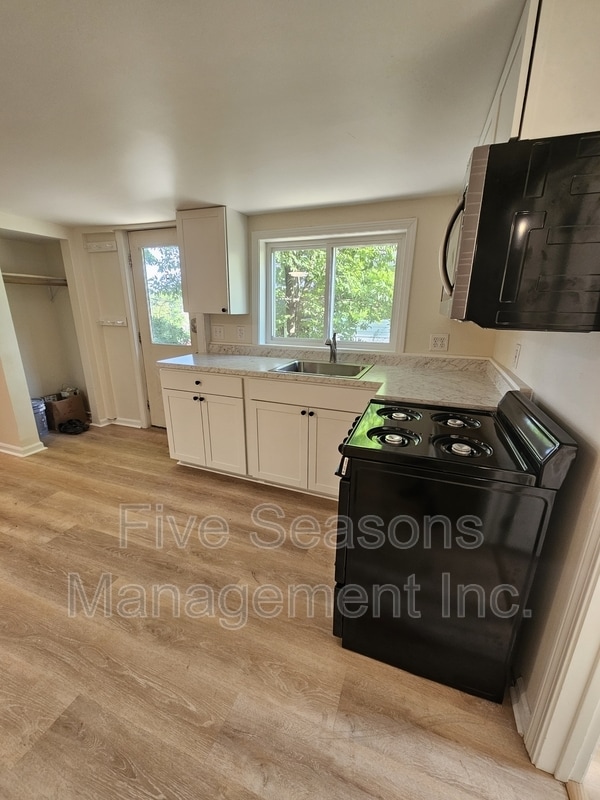 Photo - 465-467 Colchester Avenue - 5