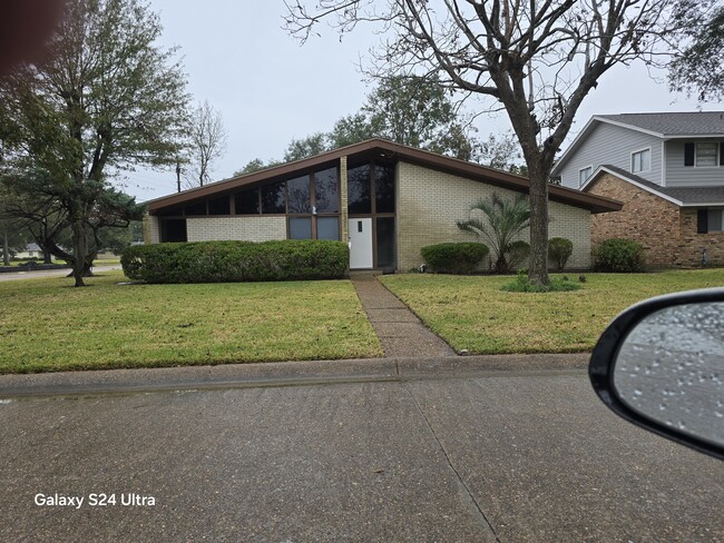 Newly remodeled 4/2.5/2 car garage. - 1503 17th Ave N House