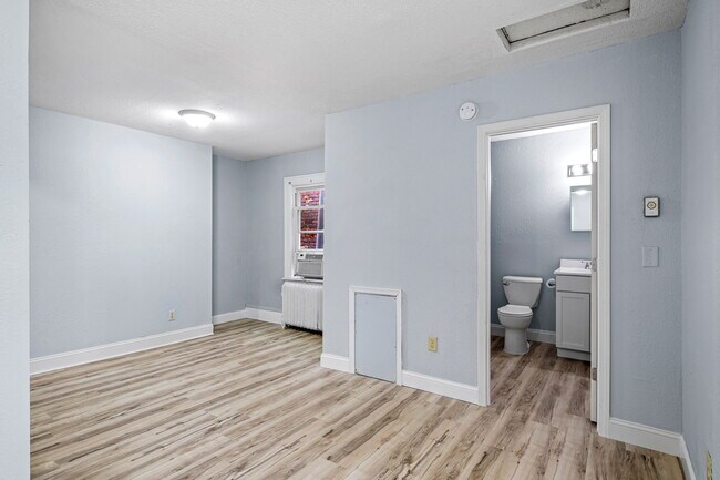 Photo - 933 University Ave W