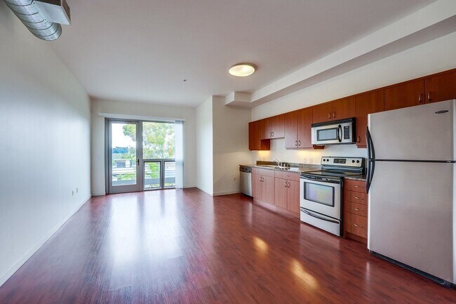 Building Photo - "Chic Urban Retreat in San Diego- Open Floor Plan – 1 Bed, 1 Bath" Unit 338