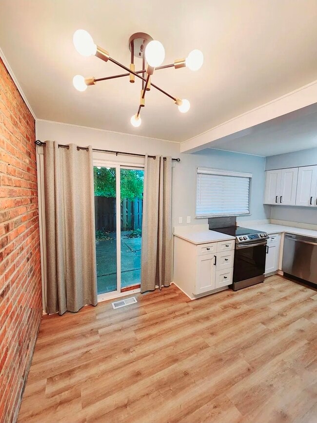 El área abierta de comedor y cocina ofrece luz natural, acceso al patio, iluminación moderna y pl - 21 Richmond Sq