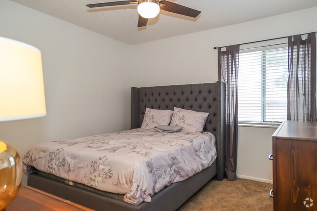 2 habitaciones, 2 baños - 1000 pies cuadrados - Dormitorio 2 - Metro Village Luxury Apartments