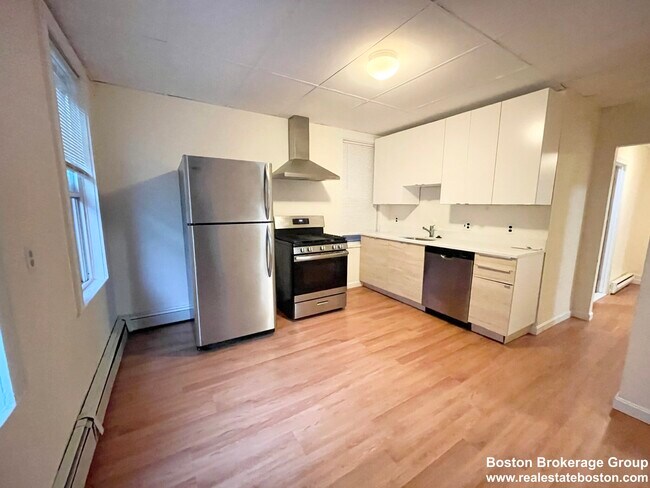 Photo - 1572 Tremont St