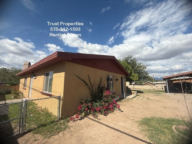 Building Photo - Spacious 2/1 close to everything Rental