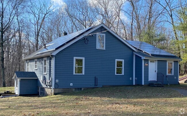 Building Photo - 28 Pleasant St Rental