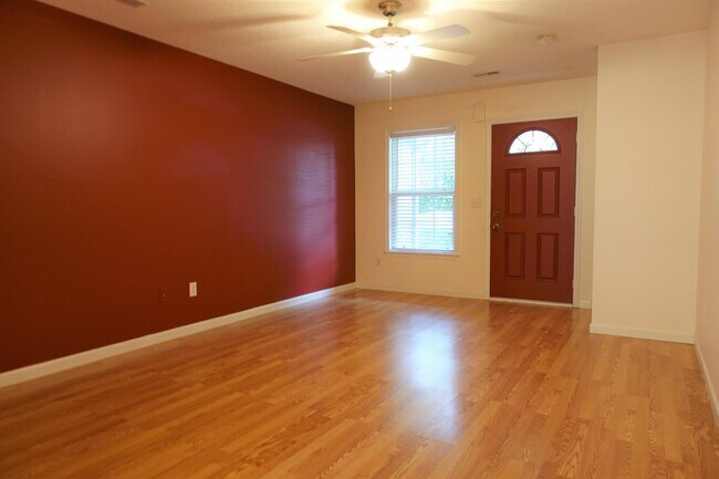 Photo - 103 Middlehouse Way