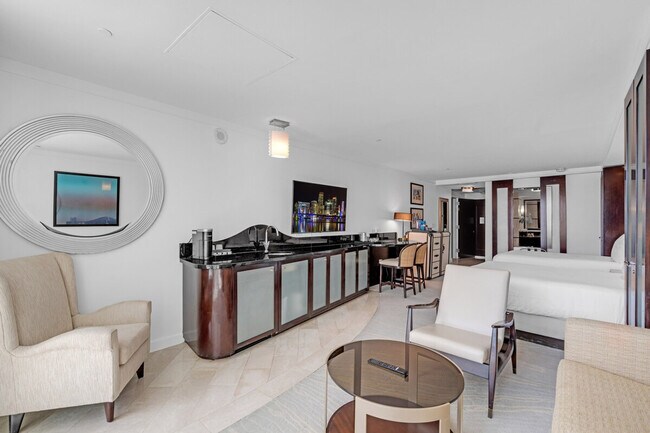 Building Photo - 4441 Collins Ave