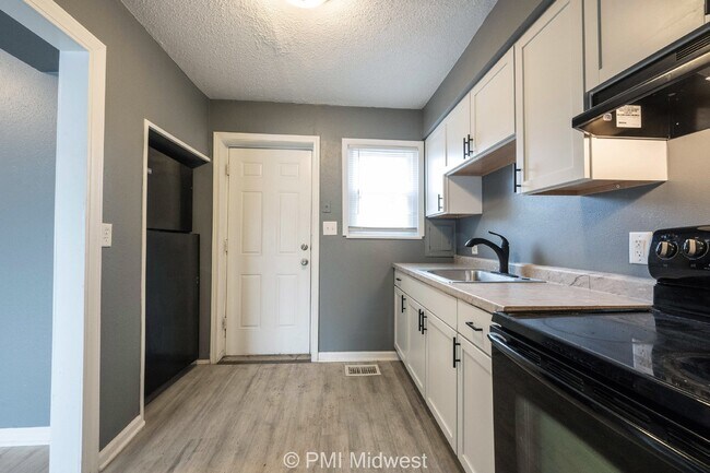 Photo - Cozy 2 Bedroom Apartment in Indianapolis with Spacious Layout and Convenient Location