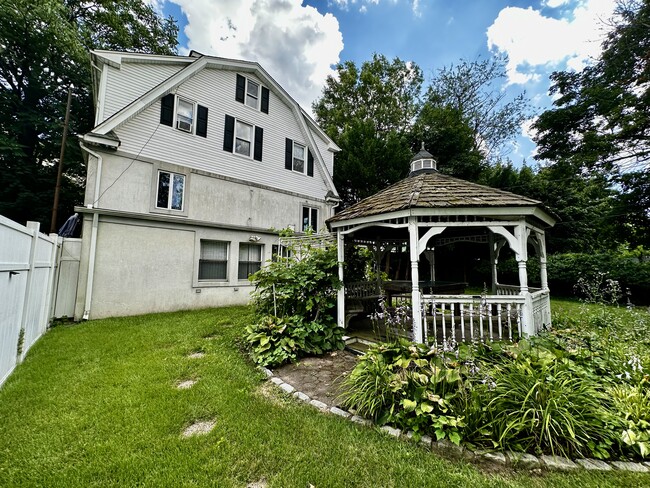 Building Photo - 1585 Bergen Blvd Rental