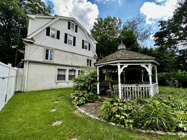 Building Photo - 1585 Bergen Blvd Rental
