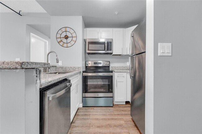 Building Photo - 185 SE 14th Ter Unit 1611