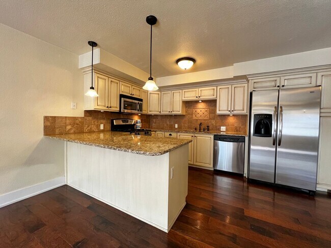 Photo - Charming Home Near CSU Campus – Move-In Re... Unidad B2