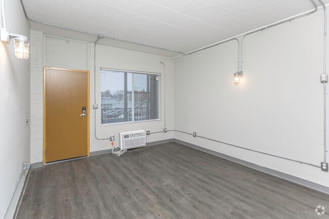 1BR, 1BA - 425 SF