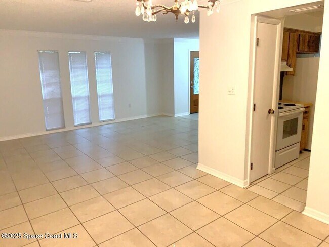 Photo - 626 Fairhaven St NE