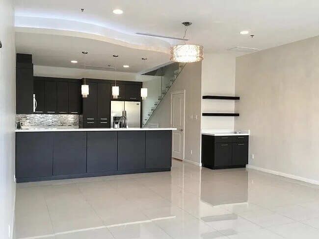 Photo - 3010 S L Ln