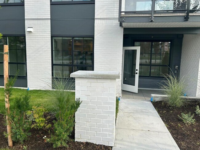 2425-2166 166 St Unit 113