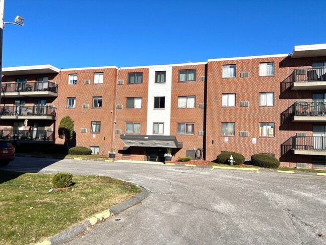 Building Photo - 900 Governors Dr Unit 22