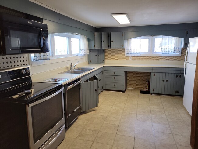 Kitchen - 40 Rootville Rd Unit 40A