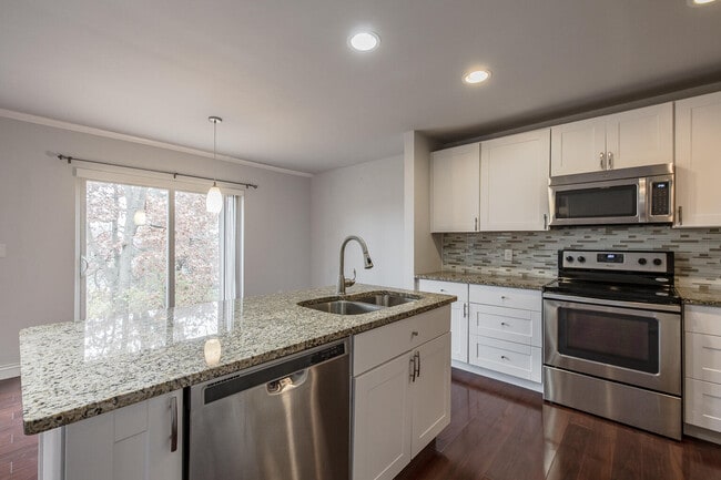 Photo - 324 Stratford Ln