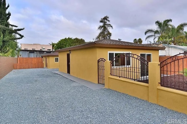 Photo - 1610-12 Dahlia Ave Unidad 1610 (Front)